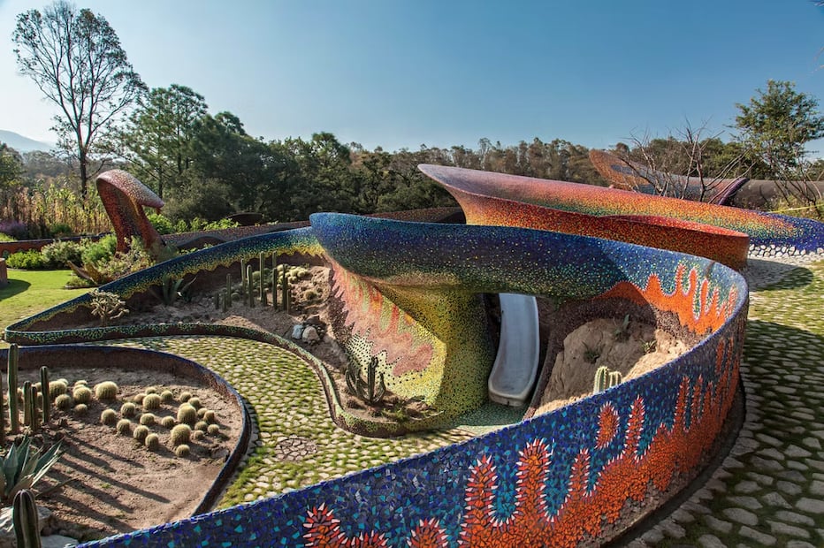 Sus formas sinuosas, inspiradas en la serpiente emplumada, recorren el paisaje como si emergieran de la tierra.

Foto: Parque Quetzalcóatl