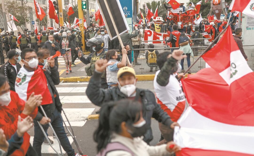 Simpatizantes del candidato presidencial Pedro Castillo (arriba) increparon ayer a seguidores de su rival, la derechista Keiko Fujimori, en el centro histórico de Lima. Foto: EFE