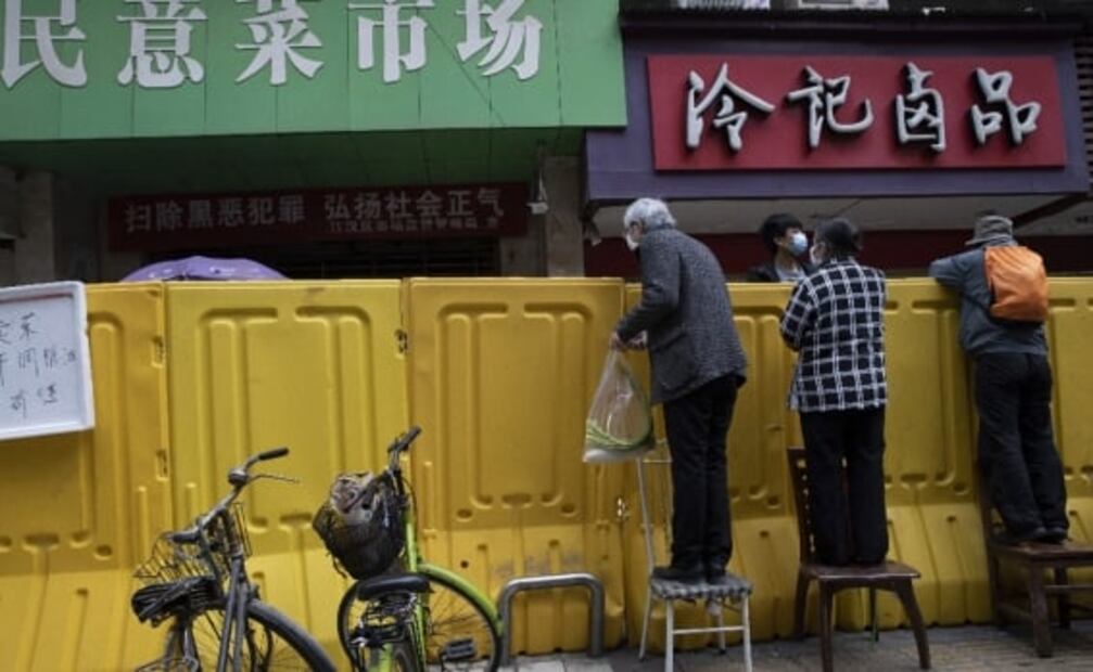 Vendedores de Wuhan trata de volver a la normalidad tras brote de Covid-19