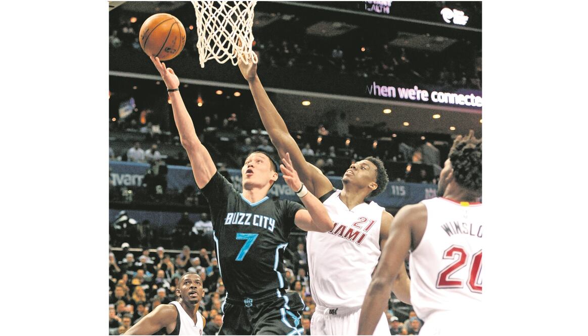 Jeremy Lin (7) salió de la banca para aportar 18 unidades (SAM SHARPE. USA TODAY SPORTS)