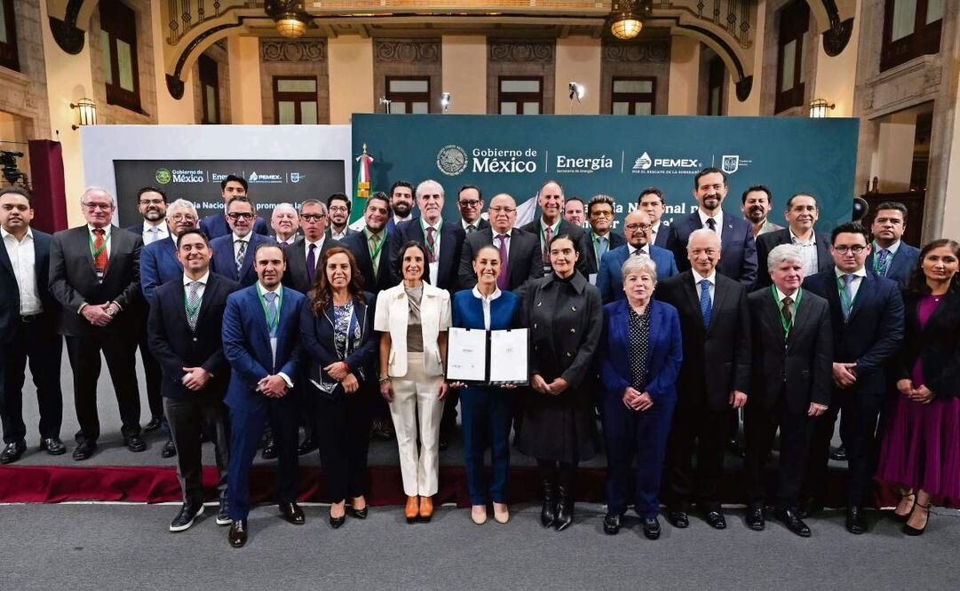 La Presidenta (c) recibió ayer en Palacio Nacional a los empresarios del ramo gasolinero. (28/02/2025) Foto: Especial