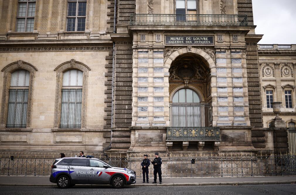 Fachada del Museo del Louvre, este lunes 20 de octubre.
Foto: EFE / Yoan Valat