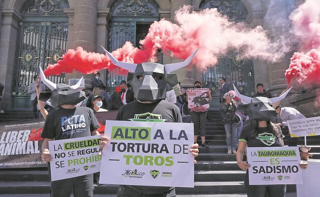 Organizaciones en pro de los animales protestaron contra las corridas de toros frente al Congreso local. Foto: David Peinado/OBTURADORMX