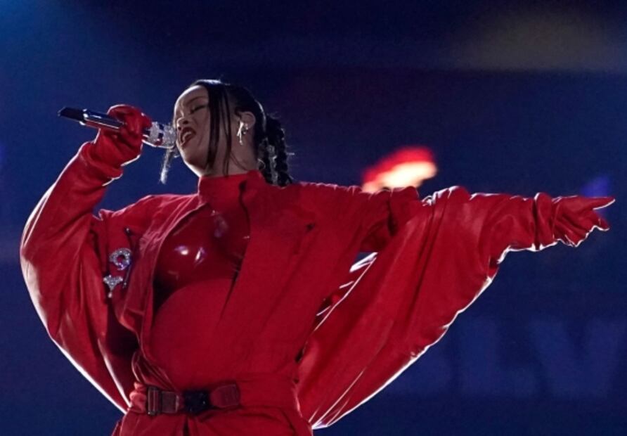 Rihanna adopta las "bonitas costumbres" de... ¿Martha Debayle?