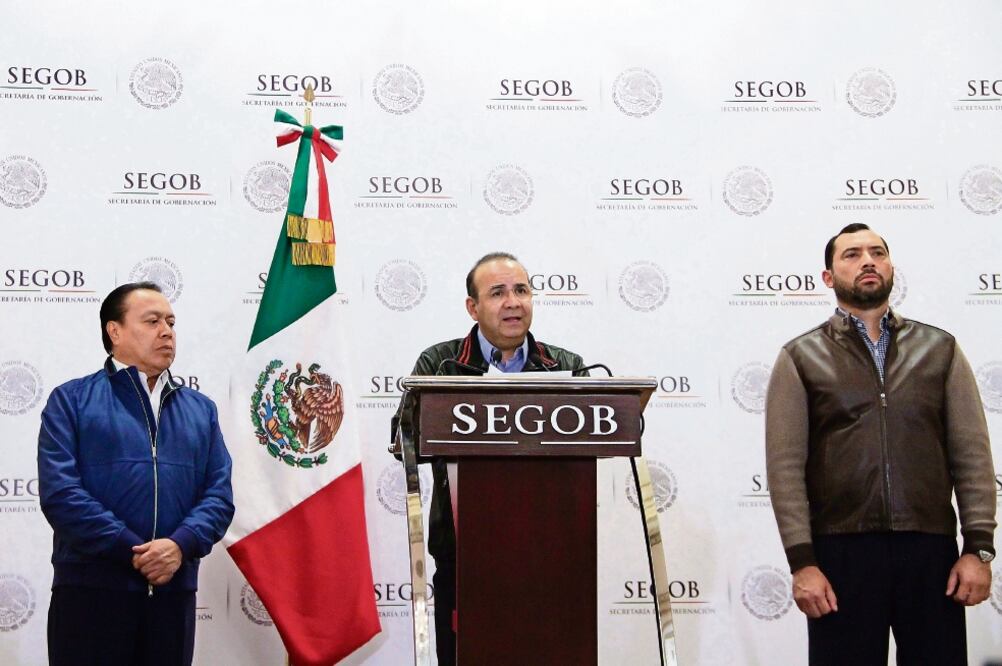 El titular de Gobernación, Alfonso Navarrete Prida (centro), ofreció un mensaje en el que garantizó el diálogo a los contendientes electorales, además aseguró que el gobierno no será parte del proceso electoral (XADÍN XOLALPA. EL UNIVERSAL)