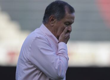 Suena Enrique Meza para sustituir a Luis Fernando Tena en Chivas