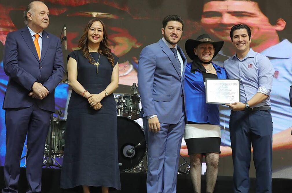 Samuel García festeja a las madres servidoras públicas. Foto: Especial