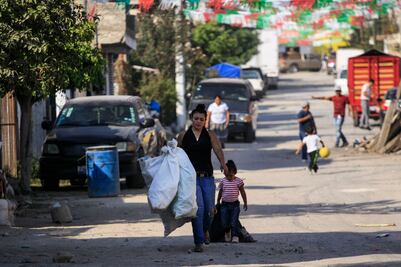 Jóvenes mexicanas dan dinero a cambio de basura