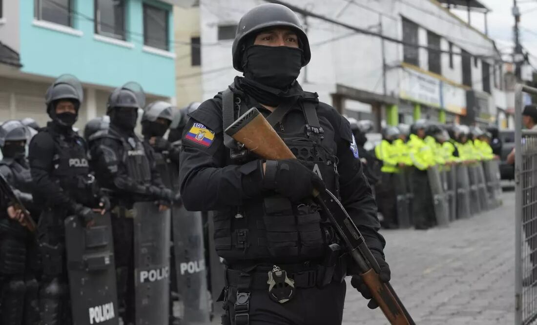 Policías y soldados se encuentran afuera de la prisión El Inca después de que comenzaron los disturbios en el interior en Quito, Ecuador. Foto: AP