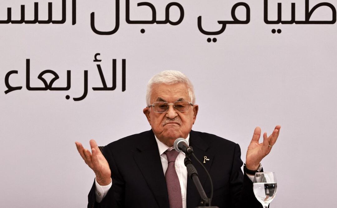 El presidente de la Autoridad Palestina, Mahmud Abbas, gesticula mientras pronuncia un discurso durante la inauguración del centro oncológico Istishsari en Ramala el 14 de mayo de 2025. La Asamblea General de las Naciones Unidas votó el 19 de septiembre a favor de permitir que el presidente palestino Mahmud Abbas se dirigiera a la reunión de alto nivel del organismo por videoconferencia después de que Washington le denegara el visado. Foto: AFP