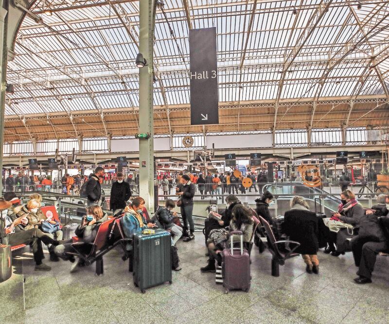 La estación de tren Gare de Lyon, en París. Francia ordenó un cierre parcial para París y varias otras regiones que entró en vigencia el viernes por la noche. Foto: Michel Euler/ AP.  