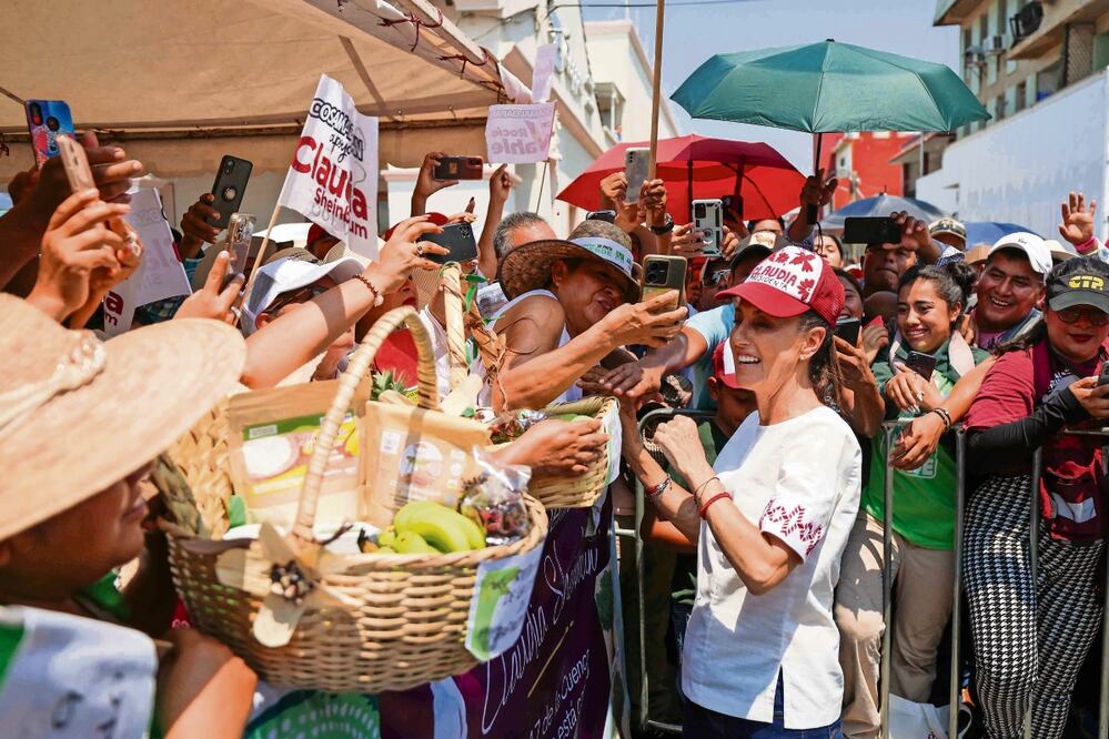 Claudia Sheinbaum encabezó un mítin en Cosamaloapan, Veracruz, ante cientos de simpatizantes, quienes soportaron una temperatura de 45 grados. La acompañó Rocío Nahle. Foto: Diego Simón Sánchez | El Universal