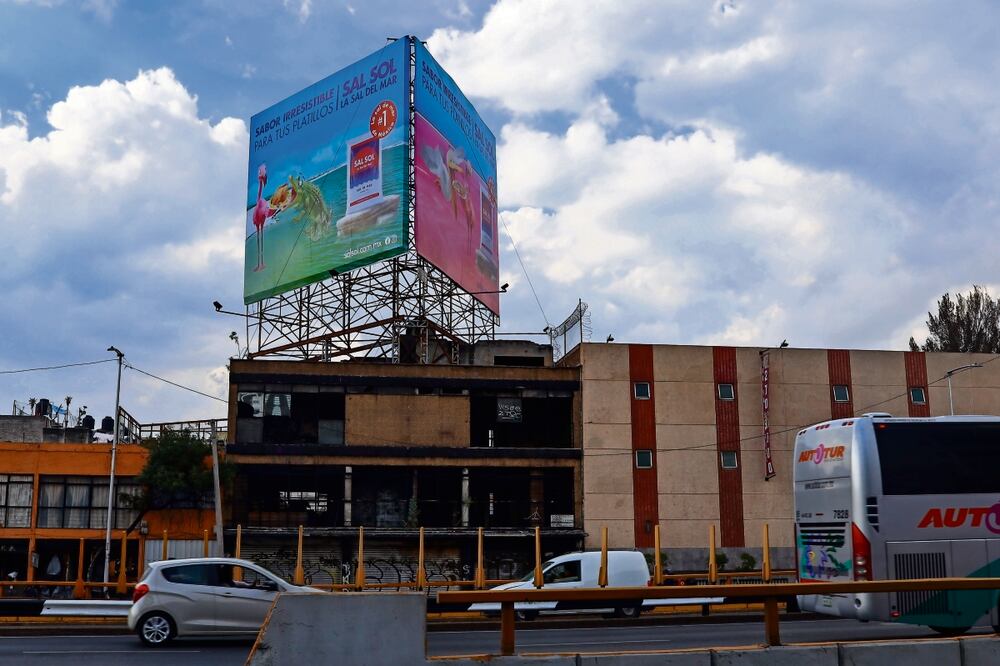 EL UNIVERSAL informó este miércoles la presencia de espectaculares en vialidades principales de la capital.