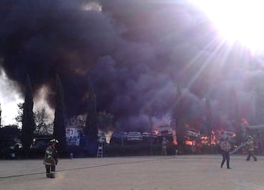 Fuego consume varios autos chatarra en Cuautitlán Izcalli