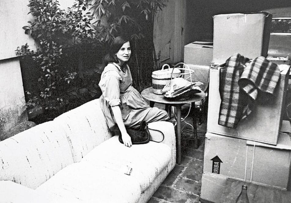 La autora, Mónica Lavín, embarazada en 1985, cuando la vida de su hija y la cercanía de la muerte coincidieron durante el terremoto. Crédito: Franciso Mata Rosas