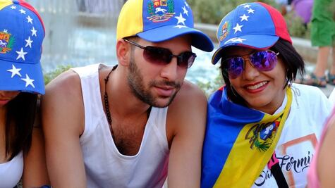 Maneras en que los latinoamericanos influyen en la economía y sociedad de España