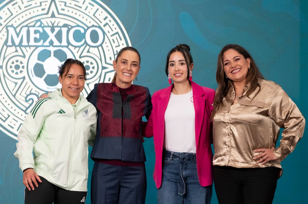 Claudia Sheinbaum, junto con Charlyn Corral, Katia Itzel García y Gabriela Fernández - Foto: Gobierno de México