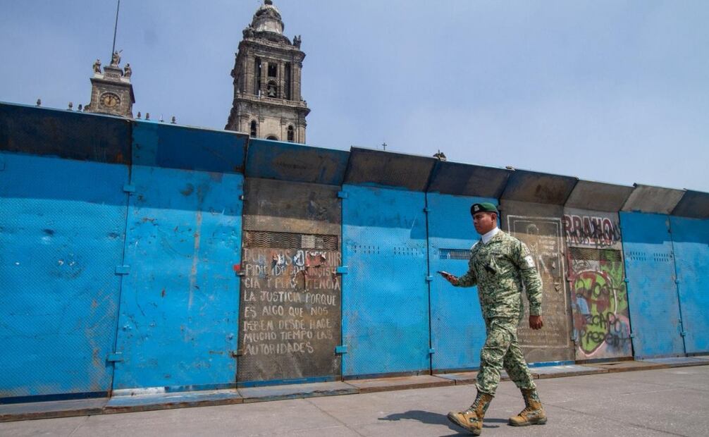 Con vallas, refuerzan protección del Centro Histórico de la CDMX previo a marcha del 8M. Foto: SANTIAGO REYES /EL UNIVERSAL