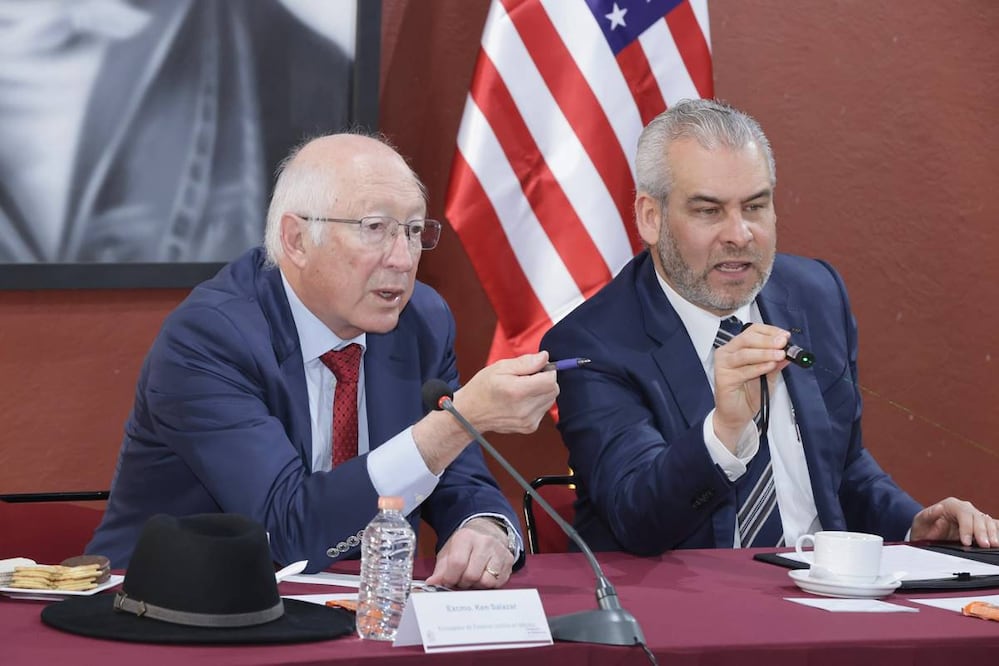 El embajador de EU en México, Ken Salazar y el gobernador de Michoacán, Alfredo Ramírez Bedolla. Foto: Especial