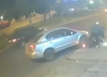 VIDEO. Taxista atropella a dos delincuentes que habían robado el celular de una mujer en Perú