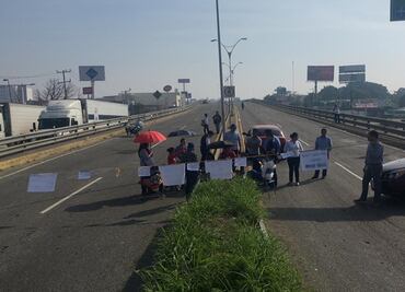Trabajadores realizan bloqueo en carretera de Tabasco
