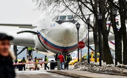 Diplomáticos rusos expulsados por EU tras caso de ex espía regresan a Moscú