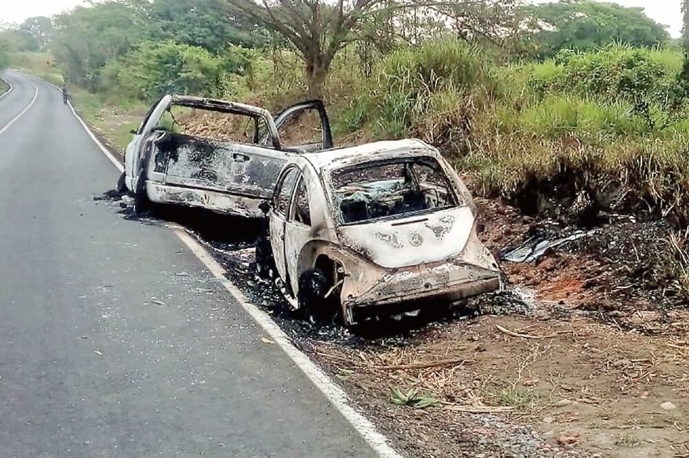 El martes pasado se hallaron quemados los vehículos que presuntamente usaron las víctimas para viajar a Oaxaca, según investigaciones (CORTESÍA)