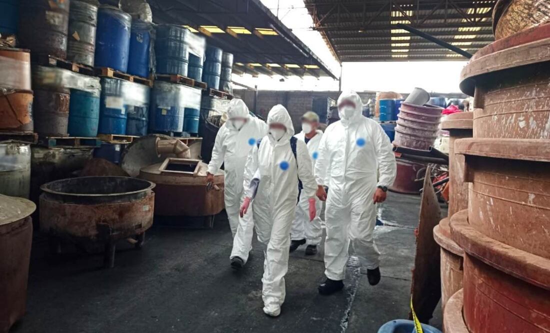 La FGR anunció la destrucción e inhabilitación de cerca de cuatro toneladas y ocho mil litros de precursores químicos. Foto: Especial