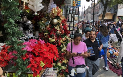 FOTOS: Capitalinos abarrotan calles del Centro Histórico para comprar artículos de Navidad