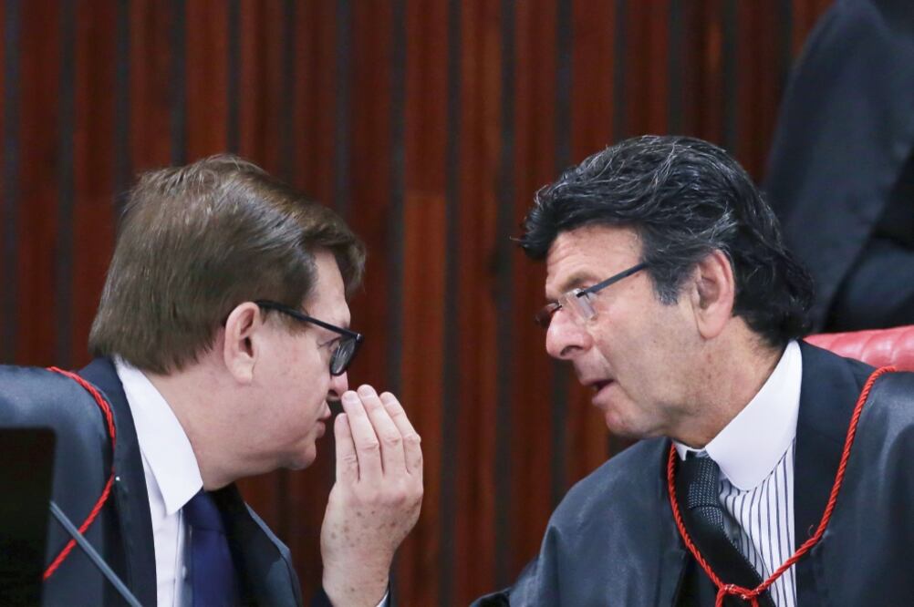 El juez Herman Benjamin (izq.) conversa con el ministro Luiz Fux, en el tecer día de sesiones que podrían terminar con la destitución de Temer. FOTO: ERALDO PERES. AP