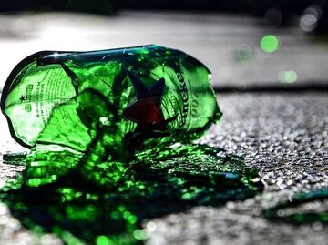 Hombre coquetea con una mujer en una fiesta, le guiñó un ojo y la pareja lo mata de un botellazo