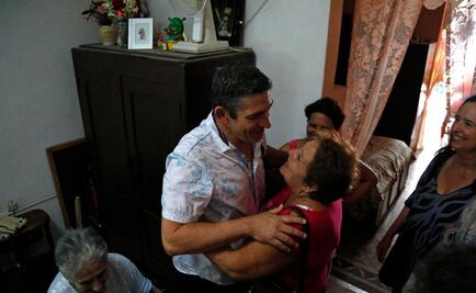 Poeta de investidura de Obama visita la Cuba de sus padres