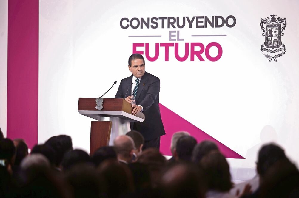 Ante diputados locales, federales, clase política en la entidad y jefes del Ejecutivo de otras entidades, el gobernador Silvano Aureoles declaró que la transformación de Michoacán será paulatina (ARMANDO SOLÍS. EL UNIVERSAL)