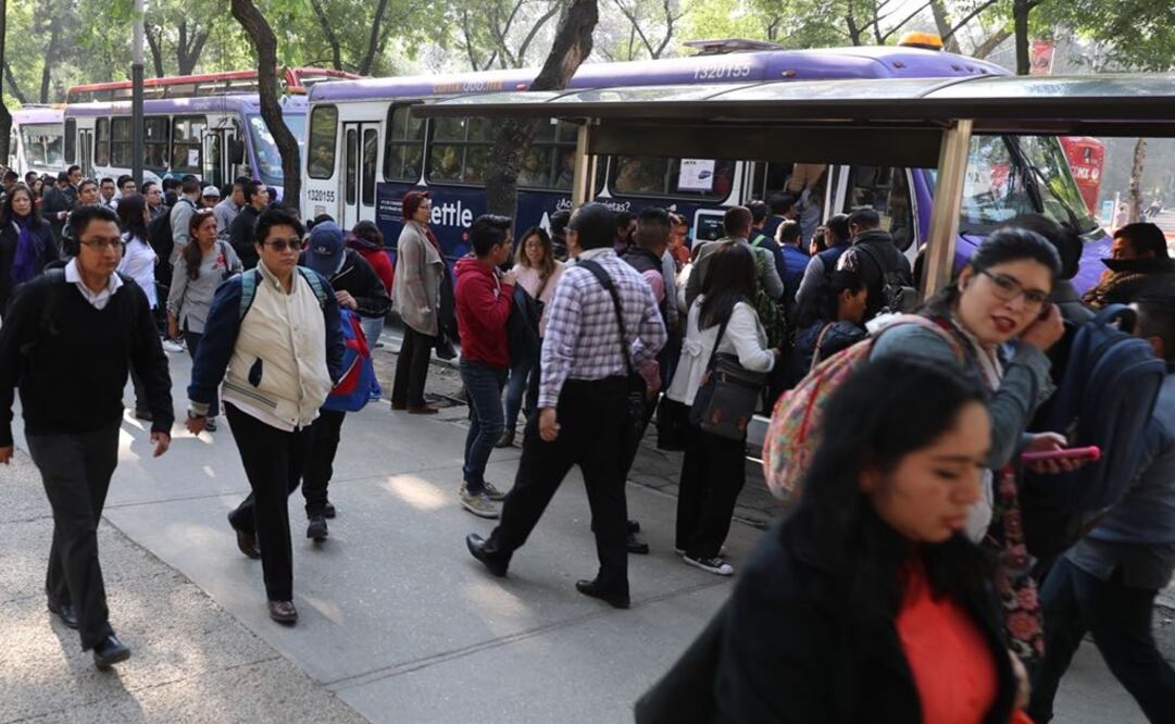Durante la hora pico gente se formó hasta por 40 minutos para poder tomar un camión