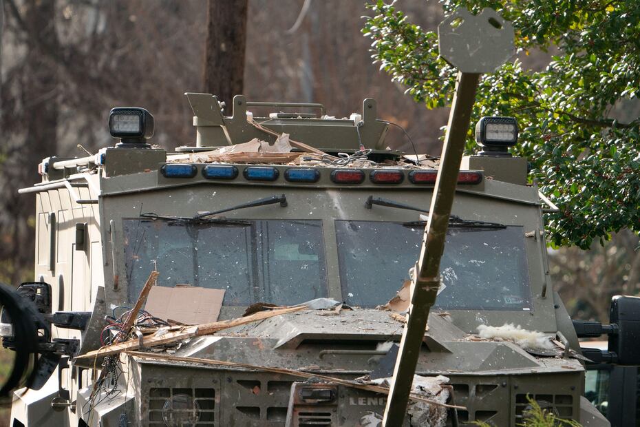 Un vehículo policial está cubierto de escombros afuera de una casa que explotó en Arlington, Virginia, el 4 de diciembre y sacudió un vecindario con una poderosa explosión, el 5 de diciembre de 2023. Tres agentes de policía sufrieron heridas leves pero no fueron trasladados a hospitales, informó el departamento. dicho. Las autoridades no tienen conocimiento de nadie más que haya resultado herido, dijeron en una conferencia de prensa. Foto: Stefani Reynolds / AFP