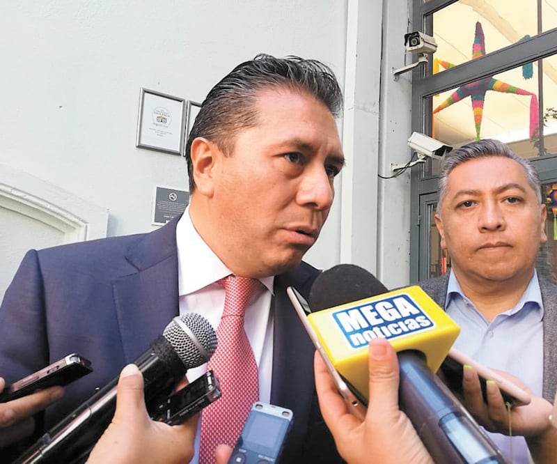 El morenista Juan Rodolfo Sánchez Gómez, izquierda, afirma que su administración trabaja en acciones para mejorar la seguridad en los alrededores de los volcanes. XIMENA GARCÍA. EL UNIVERSAL