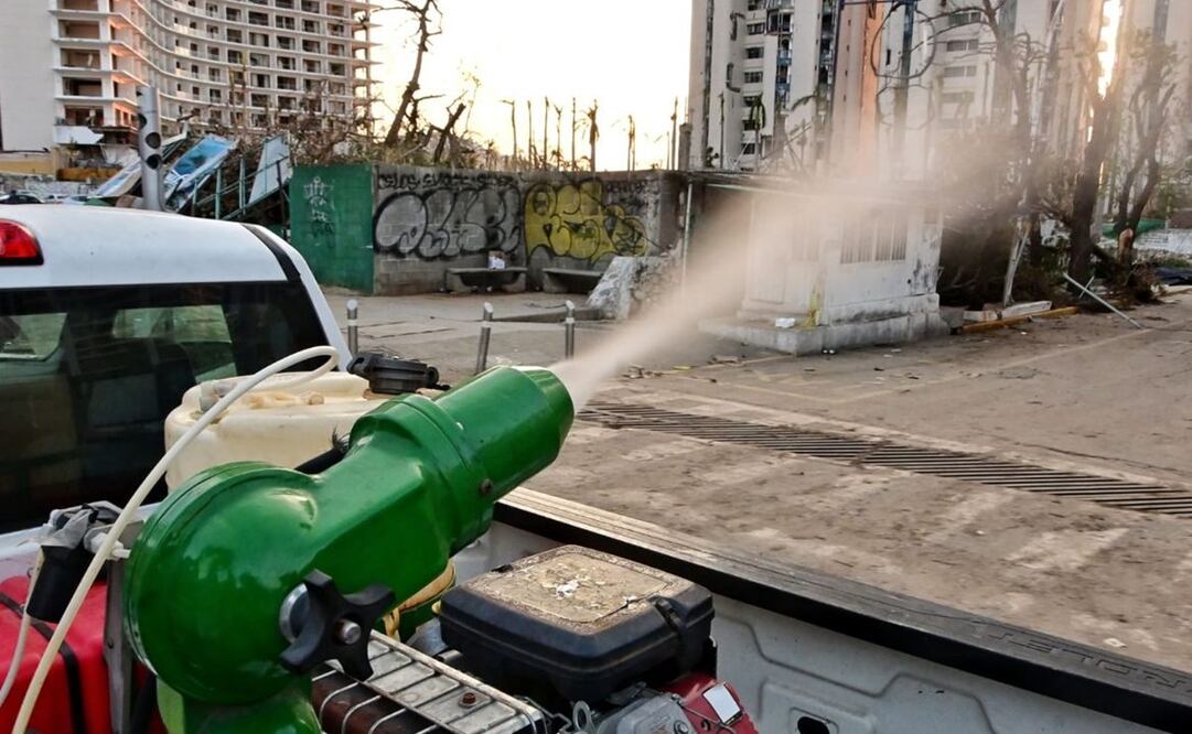 Tras el paso del huracán “Otis”, se llevan a cabo pláticas informativas para eliminar el mosquito que transmite estas enfermedades. Foto: Secretaría de Salud