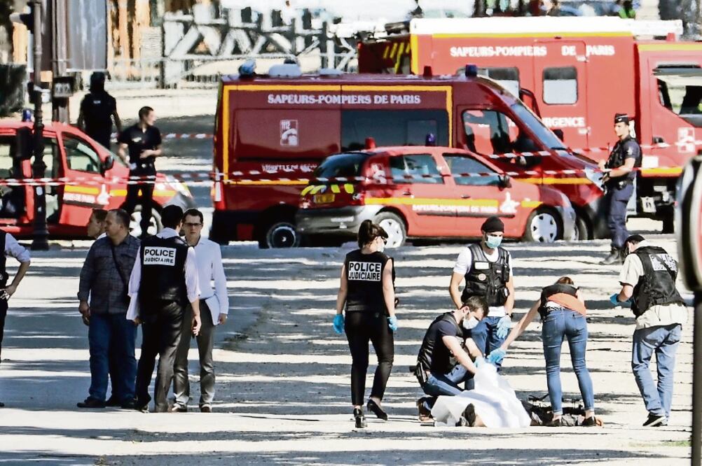 Elementos de policía de Francia investigaban ayer en la zona de Campos Elíseos, donde un hombre murió al estrellar su auto, lleno de armas y explosivos (THOMAS SAMSON. AFP)