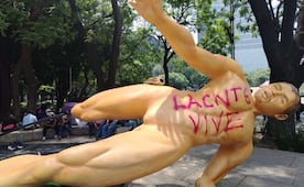 Tiran y "desnudan" figuras de futbolistas en protesta de la CNTE en Reforma; mantienen boicot al Mundial 2026