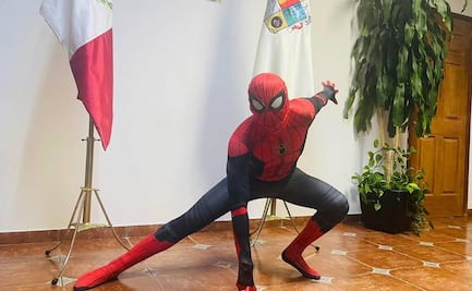 ¿Es el multiverso? Alcalde michoacano revela a niños su identidad como... Spiderman