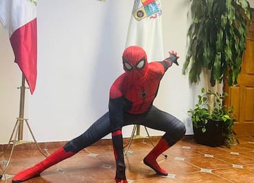 ¿Es el multiverso? Alcalde michoacano revela a niños su identidad como... Spiderman