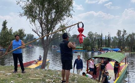 Tradicional quema de Judas en los canales de Xochimilco