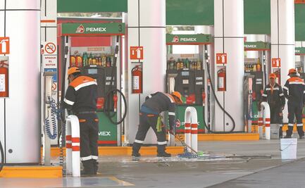 Empresarios piden que despachadores de gasolina sean los primeros en vacunarse