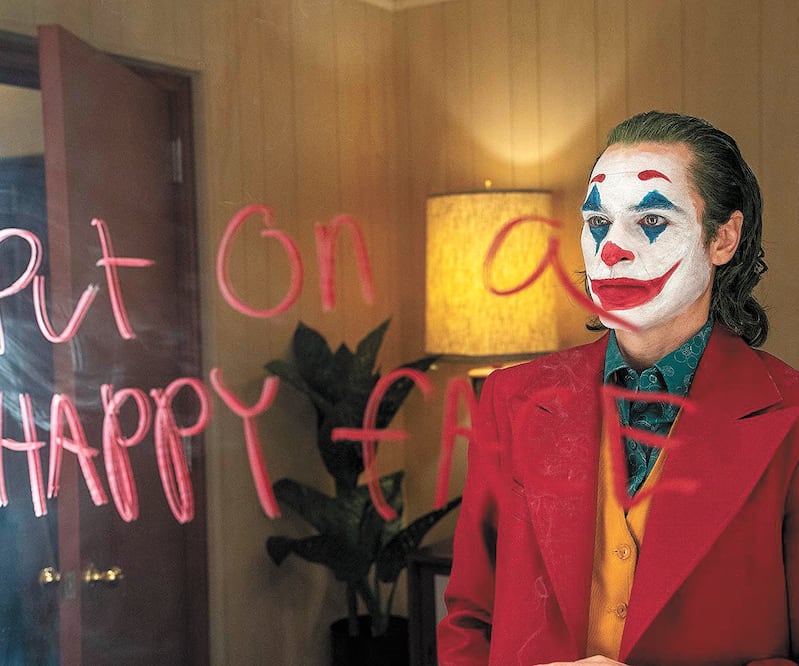 En la historia, Arthur Fleck sufre de un trastorno neurológico que lo hace reír en momentos inapropiados. WARNER BROS. PICTURES