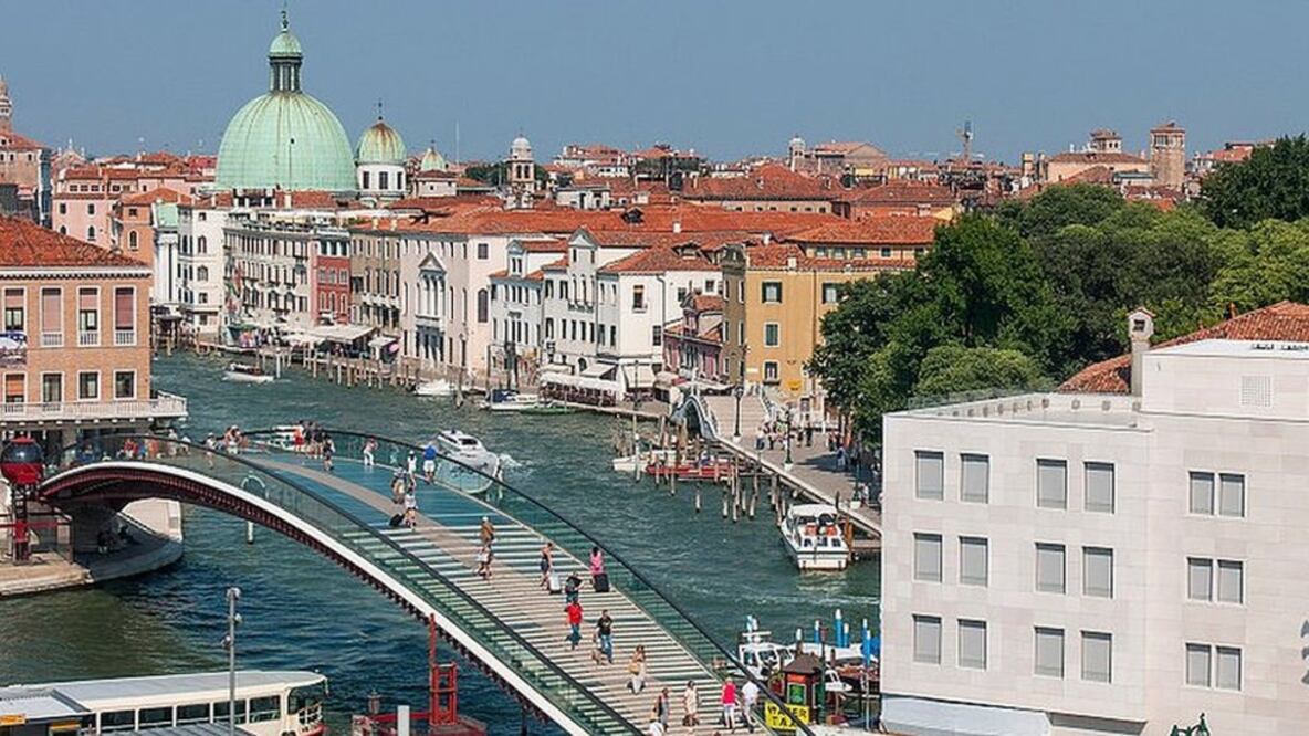 El puente de la Constitución fue construido para unir la estación ferroviaria de Santa Lucía con la Plaza Roma. Getty Images