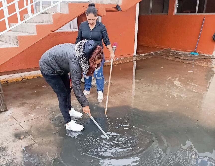 Padres de familia aseguran que el problema con las aguas negras es común y consideran que es un riesgo para los menores de edad. Foto: Especial