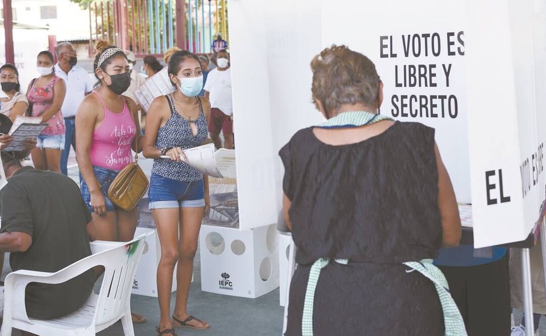 En el puerto de Acapulco, Guerrero, vecinos acudieron a emitir su voto en las casillas; algunas bajo un fuerte operativo de seguridad. Foto: Salvador Cisneros/El Universal.