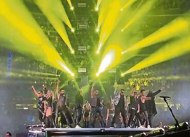 Otra caída en el 90´s pop tour, ahora Beto Cuevas