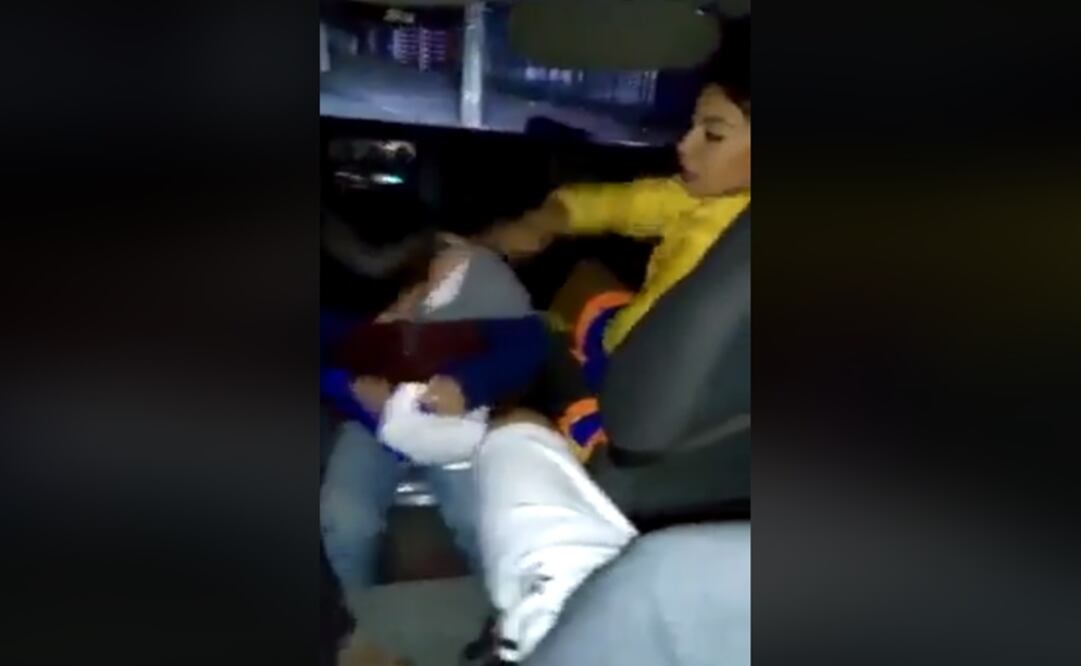 En el video que circula en Internet se aprecia que la joven lo  golpea con su mano extendida dos veces en la cabeza. Foto: Captura de video 