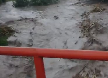 Se desborda canal en Ixmiquilpan, Hidalgo; mantienen alerta en arroyo Pallares